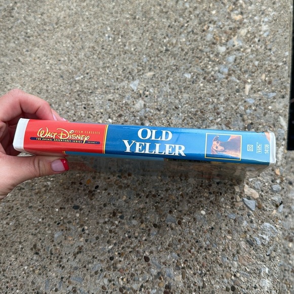 Old Yeller VHS Tape - Picture 3 of 4